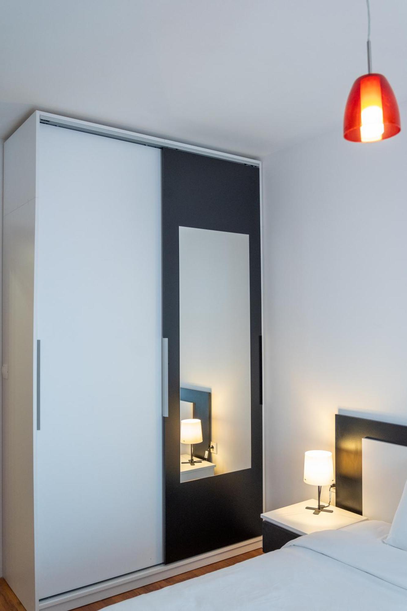 Sunny 1bdr Near Center Apartemen