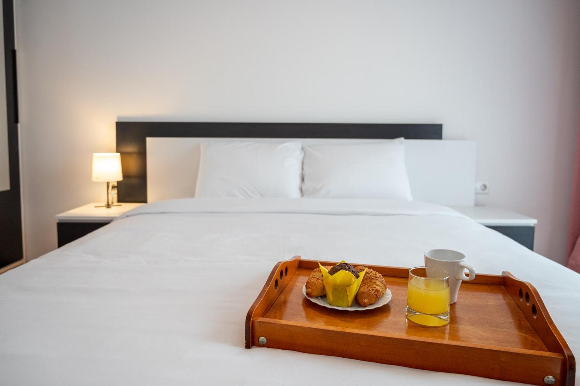 Sunny 1bdr Near Center Apartment *