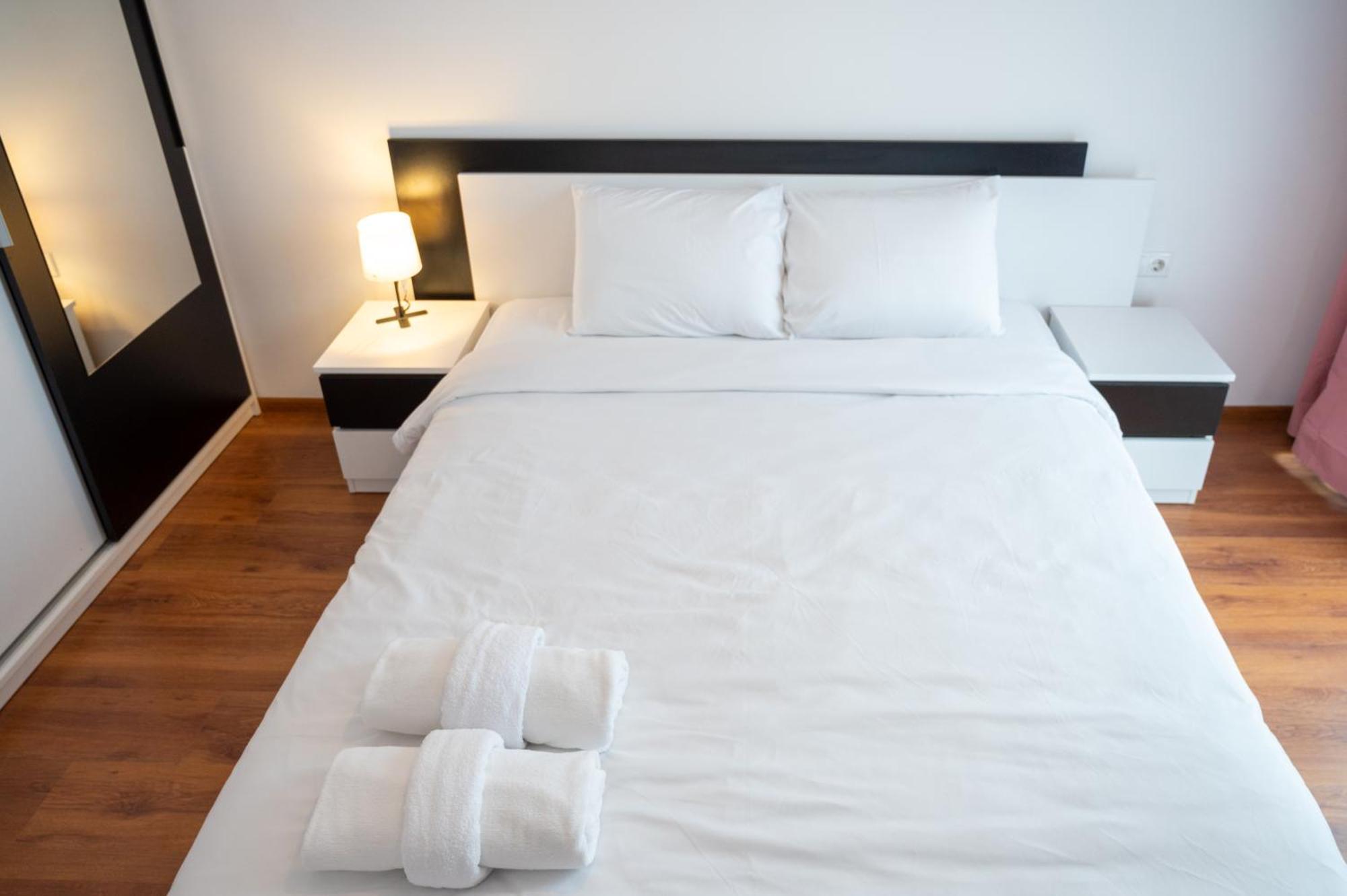 Sunny 1bdr Near Center Apartment