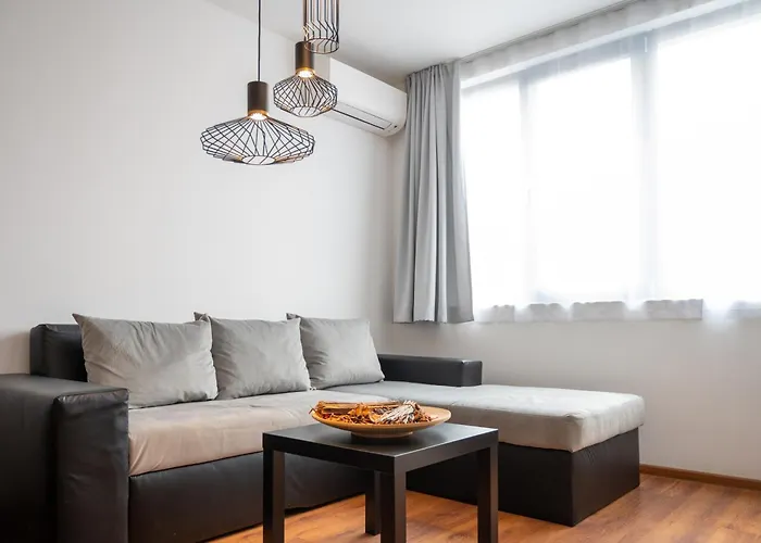 Sunny 1Bdr Apartment Near Center