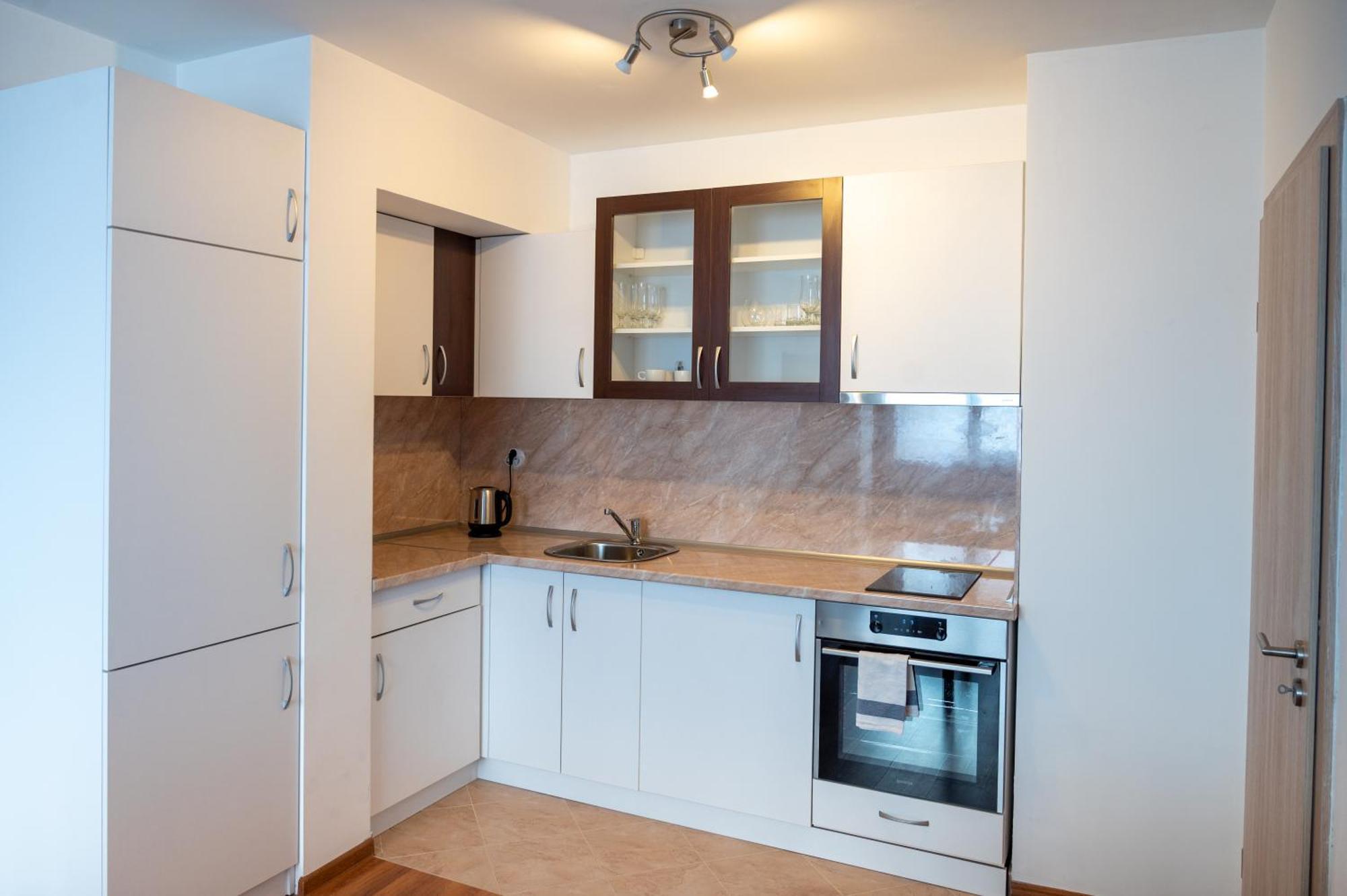 Sunny 1bdr Near Center Apartment *