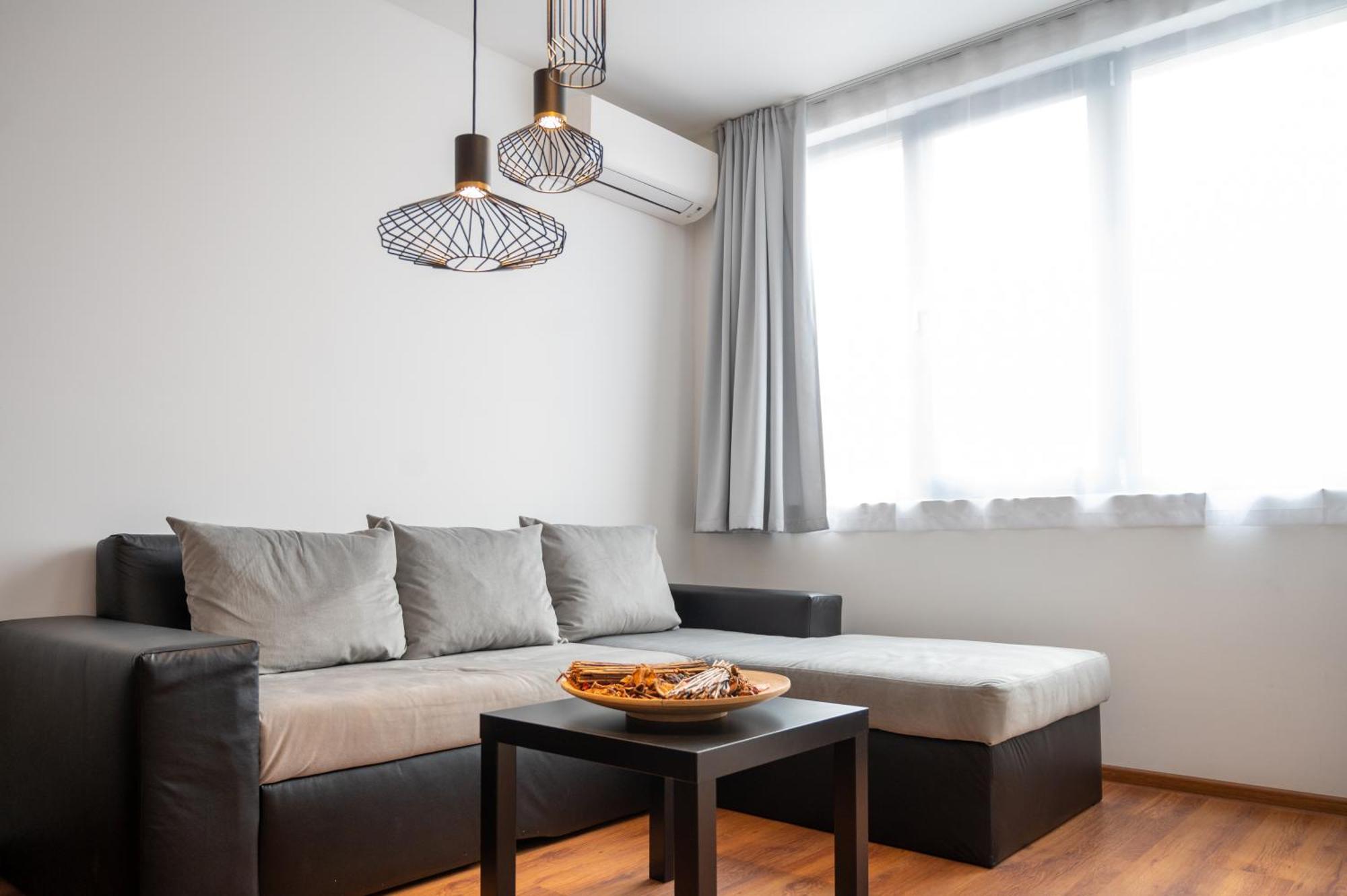 Sunny 1bdr Near Center Apartment