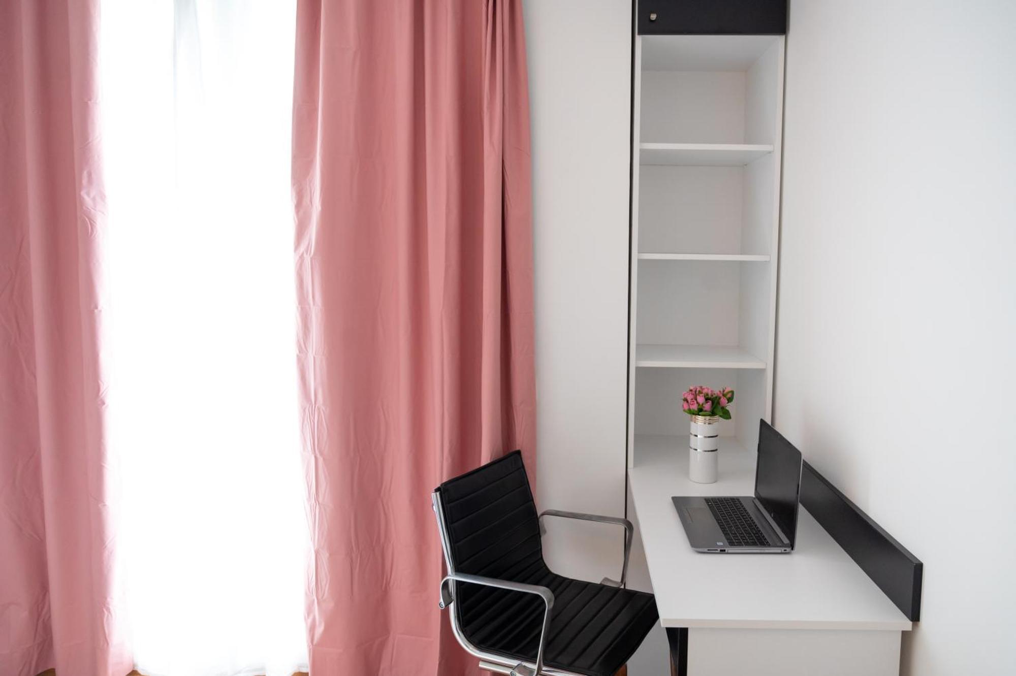 Sunny 1bdr Near Center Apartment *